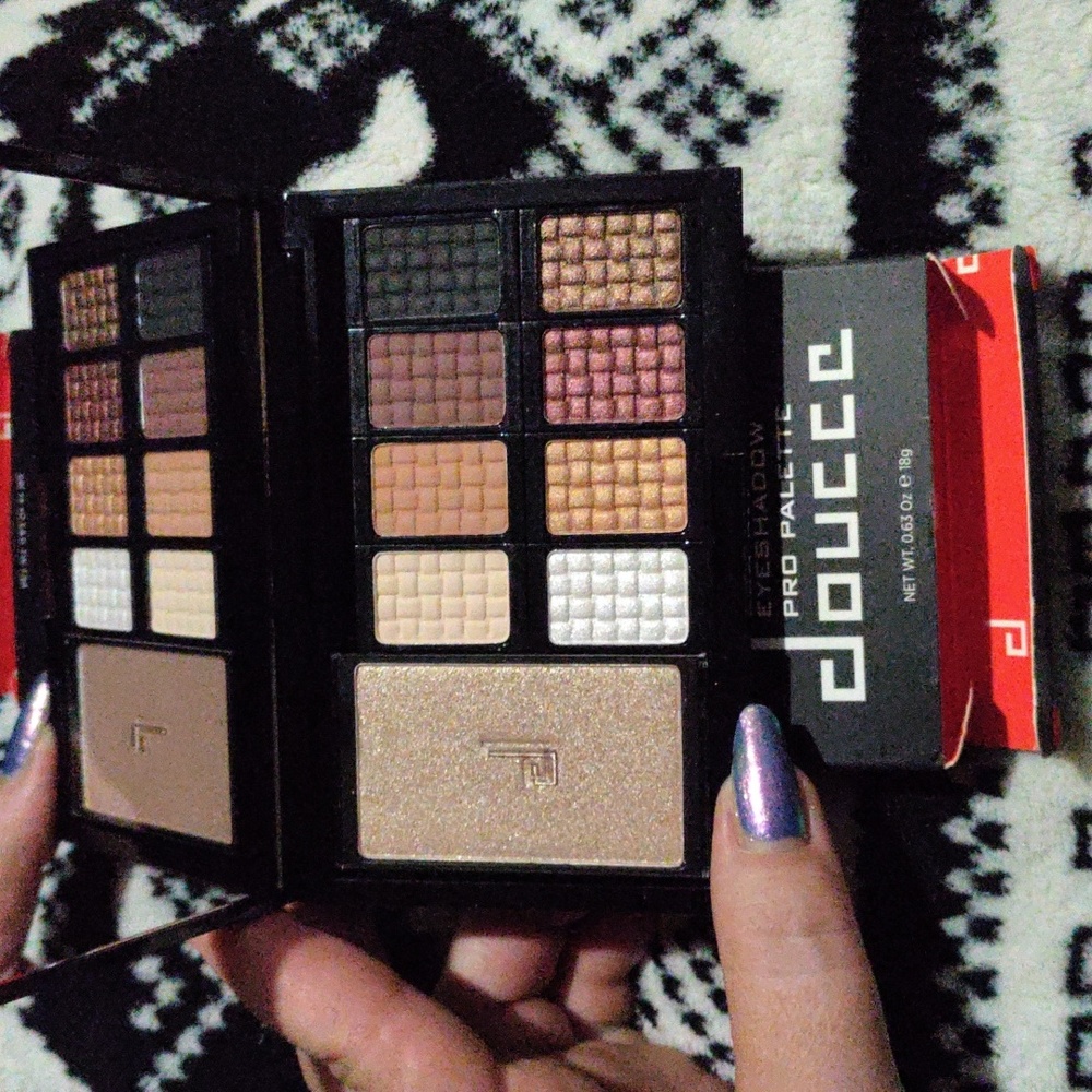 Doucce freematic eyeshadow pro palette